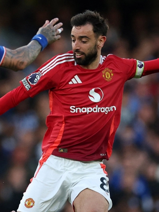 Đại gia Ả Rập Xê Út chiêu mộ Bruno Fernandes sau chung kết Europa League: Lương cao hơn ‘núi’