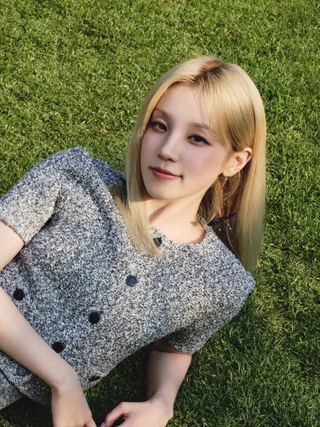 Nhan sắc 'nữ sinh' trong trẻo của Song Yuqi nhóm (G)I-DLE