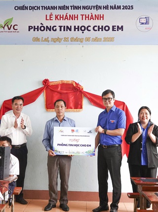 Trao học bổng Tiếp sức mùa thi và tặng ‘Phòng Tin học cho em’ tại Gia Lai
