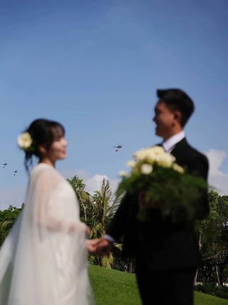 Bộ ảnh cưới 'có một không hai': 'Bắt' được khoảnh khắc trực thăng kéo cờ trên bầu trời