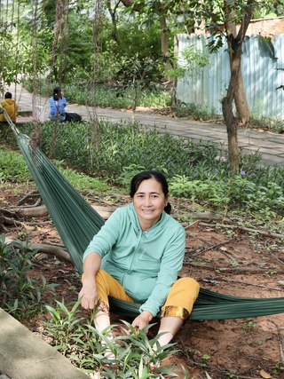 Xúc động hình ảnh phụ huynh mang đồ ăn, nước uống, mắc võng đợi con đi thi