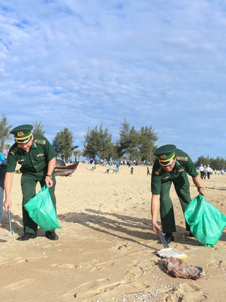 Những người lính trẻ góp sức làm sạch bãi biển