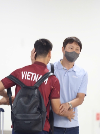 Đội tuyển Việt Nam trầm lắng về nước sau nỗi buồn thất bại, HLV Kim Sang-sik vỗ về học trò
