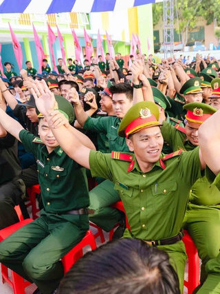 Thanh niên hỗ trợ lưu trữ tài liệu, sắp xếp trụ sở làm việc mới