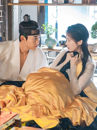 Phim mới của em út SNSD gây bất ngờ với cảnh 'giường chiếu' ngay tập đầu