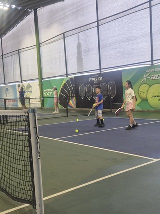 Nghỉ hè, trẻ em xuất hiện nhiều ở sân pickleball