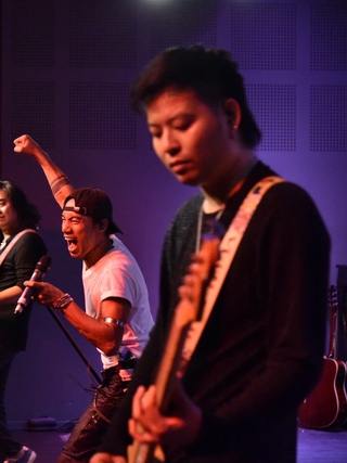 Bức Tường mang rock Việt 'đốt cháy' trái tim kiều bào châu Âu