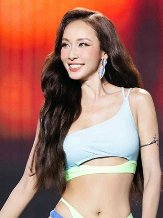 Thí sinh Hoa hậu Hoàn vũ Việt Nam trình diễn bikini 'bốc lửa' trong đêm bán kết