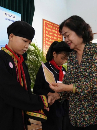 Nguyên Phó chủ tịch nước Trương Mỹ Hoa tặng học bổng cho học sinh Phú Yên
