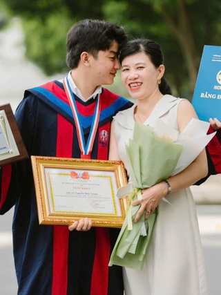 Nam sinh tốt nghiệp xuất sắc phát biểu xúc động: 'Hành trang là cuốn sổ hộ nghèo’