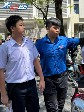 Dậy từ 5 giờ sáng để tiếp sức cho thí sinh
