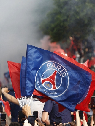 Ăn mừng vô địch Champions League thành bạo động, CĐV PSG chửi mắng Mbappe, Messi và Neymar