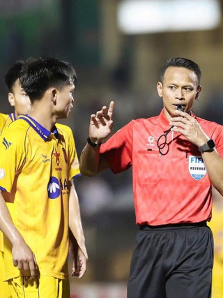 Hai trọng tài Malaysia bắt hai trận nóng nhất vòng cuối V-League: Chứng kiến nước mắt đội xuống hạng