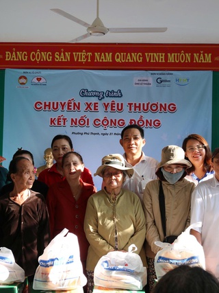 ‘Chuyến xe yêu thương’ mang quà đến với người nghèo