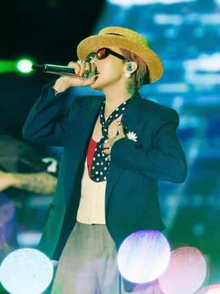 Hai giờ đồng hồ 'tắm mưa' cùng G-Dragon