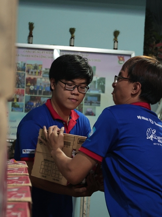 Tất bật vận chuyển vật phẩm tiếp sức thí sinh