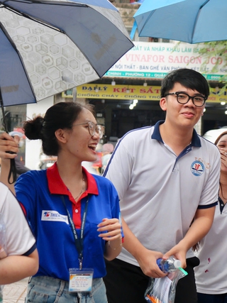 Che mưa cho thí sinh đến trường làm thủ tục dự kỳ thi tốt nghiệp THPT