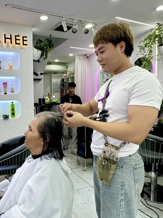 Lan tỏa trên mạng xã hội: Tiệm cắt tóc 0 đồng giúp người nghèo khó