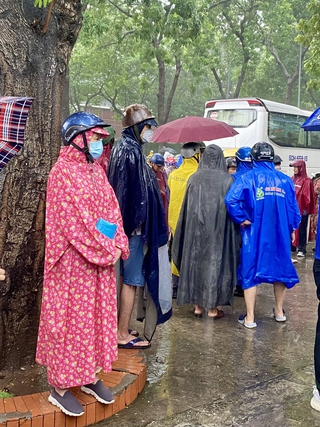 Xúc động hình ảnh nhiều phụ huynh đứng dưới trời mưa lớn hàng giờ đồng hồ đợi con