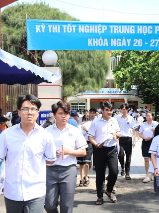 Thi tốt nghiệp THPT 2025: Thí sinh Phú Yên bật khóc khi đọc đề ngữ văn