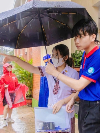 Phụ huynh, thí sinh gửi lời cảm ơn vì tình nguyện viên đã che mưa, nắng