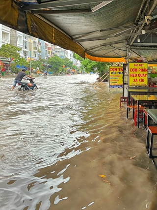 Cám cảnh 'ngập nước là đóng cửa' của nhiều hàng quán ở TP.HCM mùa mưa