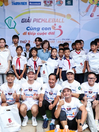 Trao trực tiếp 150 triệu đồng tại giải pickleball 'Cùng con đi tiếp cuộc đời' lần 3