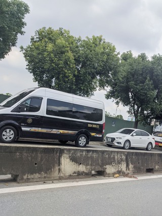 Xe khách, ô tô đậu bát nháo trên đường