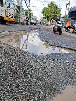 Đường nhiều ổ gà, đi lại khó khăn