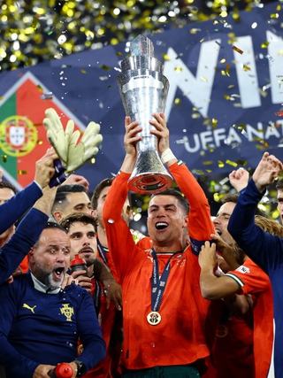 Ronaldo tuổi 40: 'Gừng cay' khiến sao trẻ ngả mũ