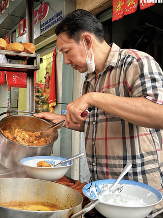 Phường Chợ Lớn có 'hủ tiếu nhà giàu', cà ri gà, lẩu cá cù lao trứ danh