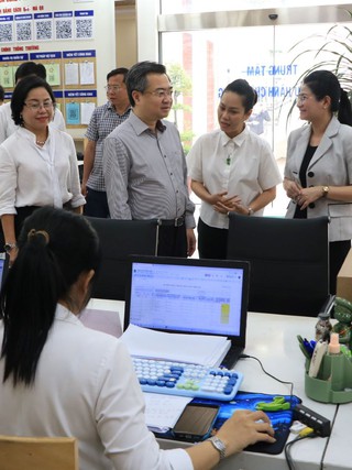 Ông Nguyễn Thanh Nghị thăm hỏi các công chức trẻ hỗ trợ người dân tiếp cận công nghệ