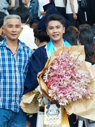 Chàng trai khóc nức nở vì lần đầu được chụp ảnh có cả ba và mẹ