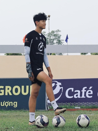 Thủ môn cao gần 2 m của lò HAGL khoác áo Ninh Bình: 'Ngọc thô' chờ được giũa