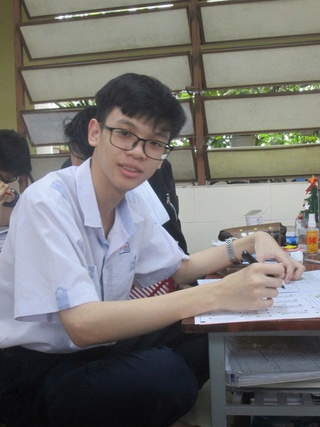 Thủ khoa khối B toàn quốc: Đi học xa nhà, cuối tuần bán đồ ăn phụ mẹ