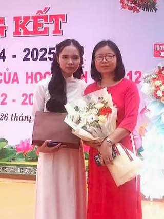 Nữ sinh dành hai điểm 10 tặng bố mẹ làm nông
