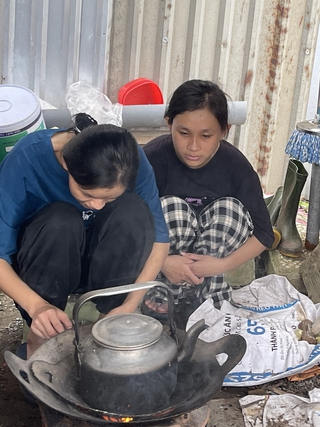 Xin cứu giúp 2 học trò khốn khó trăm bề