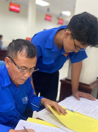 Nhiều bạn trẻ hỗ trợ người dân thực hiện quy trình hành chính hiện đại