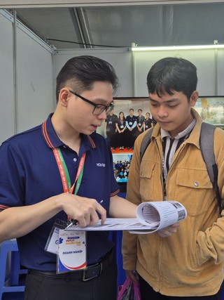 Khi ba mẹ thích con đi làm công sở, con lại muốn làm nghề nghiệp tự do...