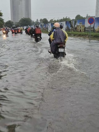 Mưa to gió lớn di chuyển ngoài đường, sợ quá chừng