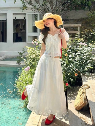 Cặp đôi áo trễ vai và chân váy tạo nên nét quyến rũ khó cưỡng