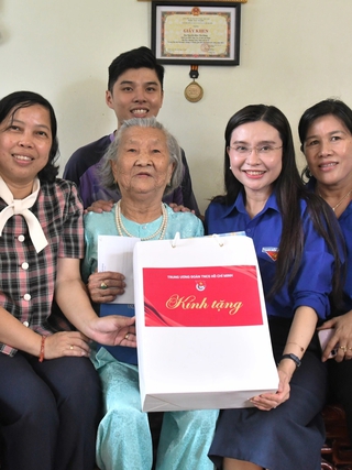 Thế hệ trẻ tri ân các mẹ Việt Nam anh hùng