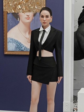Nét phóng khoáng tối giản cùng áo sơ mi crop top