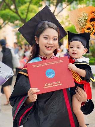 Nữ sinh vừa cầm bằng cử nhân, vừa bế con gây xúc động