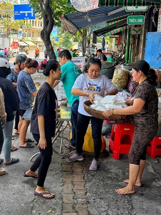 Lan tỏa trên mạng xã hội: Tủ bánh mì 'kỳ lạ' ở Chợ Lớn