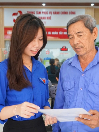 Thanh niên tình nguyện 'trực chiến' tại Trung tâm hành chính công để hỗ trợ người dân