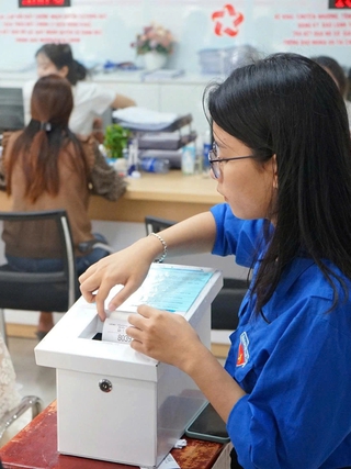 Áo xanh tận tụy trong lòng dân