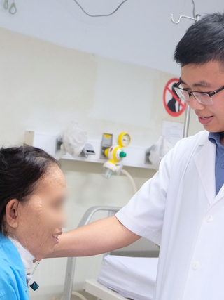Ung thư tuyến giáp xâm lấn buộc phải cắt bỏ đoạn khí quản dài 3 vòng sụn