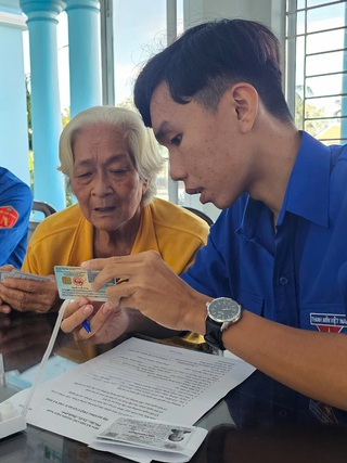 Đoàn thanh niên hỗ trợ người già, yếu thế làm thủ tục hành chính