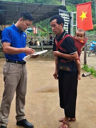 Hình ảnh thanh niên tình nguyện vượt 20 km đường rừng núi giúp người dân biên giới
